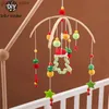 Mobiles # bébé en bois mobile lit cloche suspendue rattales jouet série de Noël série de bille moelleuse décoration de vent de vent cadeaux bébé y240412