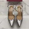 Valentijnsschoenen Fashion Sandals Dames Pumps Casual Designer Gold Matt Leather Budded Spikes Slingback High Heels S 155