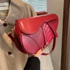10a 소고기 또는 양가죽 안장 가방 숄더 가방 여성 레저 안장 pu 단색 대각선 패션 쉬운 일치하는 레이디 핸드백 78