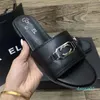 2024 Designer Explosive Frauen Sandalen Summer Beach Luxuskanal gestreiftes Casual Flats Women's Classic Metal Label Label Buchstaben Flip Flops