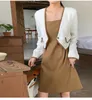 Arbetsklänningar Två stycken för kvinnor vår 2024 French Solid Color Suspender Knelängd klänning Single Button Cardigan Short Coat Suit