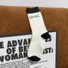 Sokken kousen gemiddelde lengte met hoog getijdenmerk siliconen hot stamping label, Europese stijl eenvoudige stijlvolle zwarte witte letter gestreept