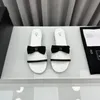 2024 Designer Dames Sandals Sandals Summer Beach Luxe mode Street Casual Flat Shoes Dames boog twee slippers