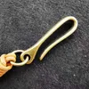 Personnalité des anneaux clés Punk Metal U-Buckle Vintage Vintage en cuir véritable Accessoires de porte-clés de haute qualité PENDANTS DE COHIDE DE VOIDE PRENDANT 240412