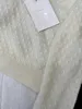 女性のTシャツデザイナーNanyou Zhi 2023秋/冬の新しいファッショナブルな1ラインネックスプライスチェーンニットシャツウエスタンオフショルダー長袖トップ0xes