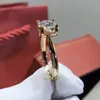 18k Rose Gold Placed 2 Diamond Test oltre D Color Head Engagement Ring per donne Classic Gemstone Gioielli240412