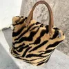 Kvällspåsar kedja stor plysch handväska söt mode axel crossbody väska kvinnlig leopard mjuk varm päls vild