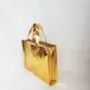 Present Wrap Shining Wrapping Påsar HANDLED METALLIC GULL PP Non Woven Tyg Tote Bag Clothes Shoes Wigs Boutique Favors Festival Event