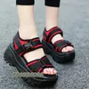 Dress Shoes 2024 Designer Ladies Sandalen Hoogwaardige Sneakers Dames Summer Platform Wedges Heel Black Sandalias de Mujer