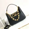 Rock Leather New Vallentinoo Single Oblique Underarm Top Hobo Cross Womens Stud Cowhide Bags Shoulder Bag Rivet Designer Handväska 2024 lager Iazq