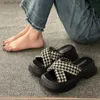 Kapcia grube w Internecie Czerwone Kapcie do damskiej letniej odzieży wierzchniej Modna Instagram Style Super gorący 2024 NOWOŚĆ Casual One Line Anti Sandals H240412