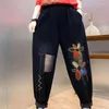 女性のジーンズ秋の女性フローラル刺繍パッチファッションデニムハーレムパンツルーズで多目的なストリートウェアエラスティックウエストビンテージズボン