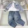 Sumadores de pistas de bebé populares Summer Tres piezas Tallas de ropa de diseño para niños 100-160 cm Camiseta redonda de mezclilla y jeans 24 abril