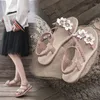 Chaussures décontractées Summer 2024 Sandales pour femmes de tongs de plage pour femmes en plein air antidérapant et élégante tendance de luxe élégante