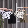 Kläder sätter nya sommar baby pojkar kläder småbarn mode spädbarn barn dinosaurie tryck kläder kostymer solida t -skjorta overaller byxor 2 st/set y240412