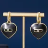 Love Heart Metal Ball Ball örhängen Europeisk och amerikansk stil Personlig modedesigner Ear Stud Earrings Damer Kvinnor Syckelflickor Reser Bröllopstillbehör