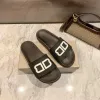 Summer Fashion Women's Slippers أعلى جودة مربع أصلي أحرف Hot Designer Glow-in-Dark Elf Men and Women's Beach Flip-Flop