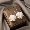 Kolczyki Dangle Korean White Pearl Flower Drop For Warowały błyszczący płatek Petal Long Ball Ear Bluckle moda luksusowa biżuteria prezent
