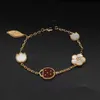 Bulchas de designer de ponta para Vancleff Edição Precision Seven Ladybug Five Flower Bracelet Womens Light Luxury Electroplated Gold Double -Sidelaed White Fritillaria