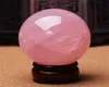 Rockcloud guérison cristal naturel rose rose quartz rose gemme ball divination sphère décoratif avec des arts et artisanat en bois 8752076