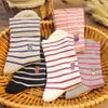 Chaussettes de style hosiery mi-longueur pour les enfants, coton à la mode frais brodé avec des rayures de bouche large ours, pile étudiante