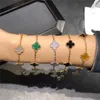 High -end designer Bangles voor Vancleff White Fritillaria Red Jade Marrow 18K V Gouden geëlektroplateerde klaver vijf bloemarmband dames reizen mode origineel 1to1