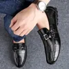 Casual Shoes Non-slip Men Loafers Genuine Leather Fashion Slip-On Black Moccasin Mens Lightweight Soft Sole Peas
