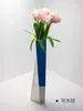 花瓶サイレントスタイルのスリムフラワーアレンジメントモダンミニマリストの廊下ライトラグジュアリーリビングルーム