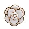 Designer Camellia Broschen Hochwertige Emaille Blumenbroschen mehrschichtige Blütenblätter Stifte Fahsion Schmuck Geschenke für Männer Frauen Weiß b4362123