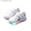 Sneakers Childrens Luminous Sports Shoes Childrens Led Leisure Girls Modieuze en comfortabele zachte Soled Boys Outdoor Q240412