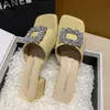 Slippers peu frais fraîches pour les femmes 2024 Été Nouveau talon épais carré d'eau de tête de diamant facile à assortir la mode confortable H240412