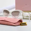 Designer Mui Mui Lunettes de soleil pour femmes Mu Lunettes de soleil ovales Lunettes de soleil de luxe monogramme Lunettes de soleil de haute qualité avec boîte d'origine A5