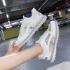 Chaussures de fitness Mesh lumineux respirant des femmes blanches sports d'été Forrest zapatos décontractés Mujer