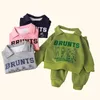 Set di abbigliamento per bambini Autunno inverno polo gettoni sport abiti per ragazzi per ragazzi ragazze calde tracce abbigliamento per bambini 240407