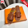 Sandales de créateurs oranges, 2024 Pantres d'été de la mode, talons plats bas Sandale en cuir, glisses de glisse de robe pour femmes, chaussures de sandale de plage de luxe, taille 35-42 Femme Claquette