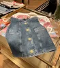 Nuova gonna in denim di boccioli di fiori primaverili/estivi