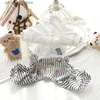 Abbigliamento per cani Do vestiti estate a strisce sottili ricamato complessivi finti due pezzi set di tute bianche in cotone per animali domestici L4422 L49