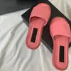 Summer de nouvelles chaussures plates célèbres concepteurs féminins luxueux importés en cuir superfine en cuir rembourré de mouton classique perle boucle de boucle