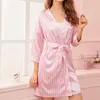 Jedwabny satynowy koronkowy szatę i piżamę Zestaw kobiet Summer Faux Silk Sleepwear Pink Stripe Pijamas Bathobe Nightgown Set z zestawem odzieży domowej 240409