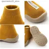 Sneakers baby strumpor skor anti slip småbarn första steg skor baby golv stövlar nyfödda gummisulor inomhus skjutreglage q240413