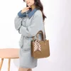 Версия корейская сумка тота 2024 Универсальная легкая малая переноска для женщин с большой способностью и шарфом диагональной поперечной сумочки с одним плечом