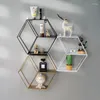 Dekorative Teller 1PC kreatives Wandregal Wohnzimmer Geometrisches Rack Nordic Style Hanging Organizer Regale Eisen Hexagon Lagerhalter Haus Haus