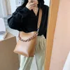 Çanta Akrilik Zincir Tasarımı Küçük Pu Deri Crossbody Çantalar Kadınlar İçin 2024 Trend Zarif Seyahat Kovası Lady Omuz Çantaları