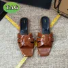 Vrouwen eerbetoon ontwerper sandalen SL kalf huid lederen flats slippers glijden hakken hakken bruine reliëf luxe muilezels dames schuifglaasje sliders zomer strand sandaal