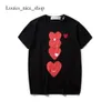 Jouez à la chemise 24SS Top Quality Fashion Mens T-shirts Designer Red Heart Shirt Casual Tshirt Coton broderie à manches courtes Summer T-shirt asiatique Tailles lâches 974