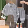 Giyim setleri tasarımcı bebek erkek kıyafetleri seti 2024 bahar sonbahar çocukları yakışıklı çizgili uzun kollu gömlek ve pantolon 2pcs takım elbise çocuklar
