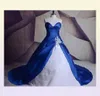 Vintage Royal Blue Satin Wedding Dresses White Organza Lace Applique Chapel Train Wedding Bridal Ball Gown Pärled Custom Made Plus4098167