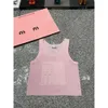 2024 Summer Short Sleeveless Designer MIU Kvinnors broderade brev ärmlös tank topp mode stereoskopisk brev kvinnors lim fit tank top 239