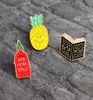 Ananas jaune Lire plus de broches du livre Brooches Pins Ensemble petit chapeau en alliage sac à dos Broche entièrement bon marché de style coréen bijoux Fashio1968833