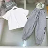 Populära babybanor barn kort ärmdräkt barn designer kläder storlek 90-150 cm rund hals t-shirt och snäva design sportbyxor 24 april